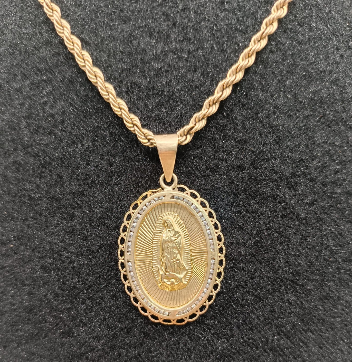 Cadena torzal con dije de virgen, 10k 26gr,usado