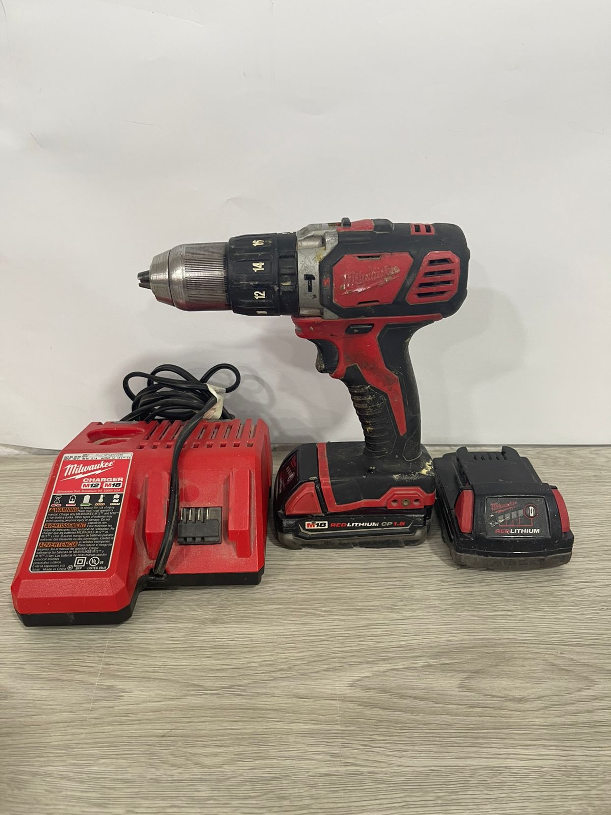 TALADRO PERCUTOR INALÁMBRICO MILWAUKEE M18. INCLUYE BATERÍAS Y CARGADOR-Usado