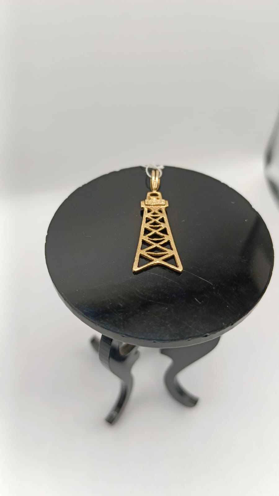 Dije de ORO torre petrolera 14K peso1.1gr, usado