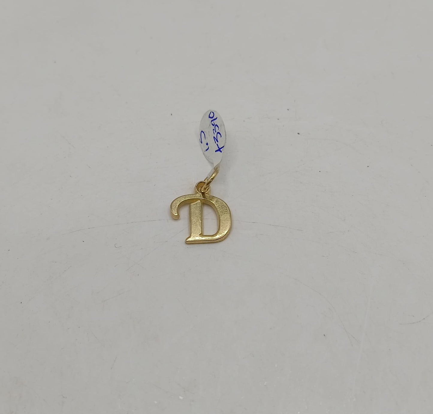 Dije letra "D" ORO 8k peso 1.7gr, usado