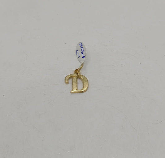 Dije letra "D" ORO 8k peso 1.7gr, usado