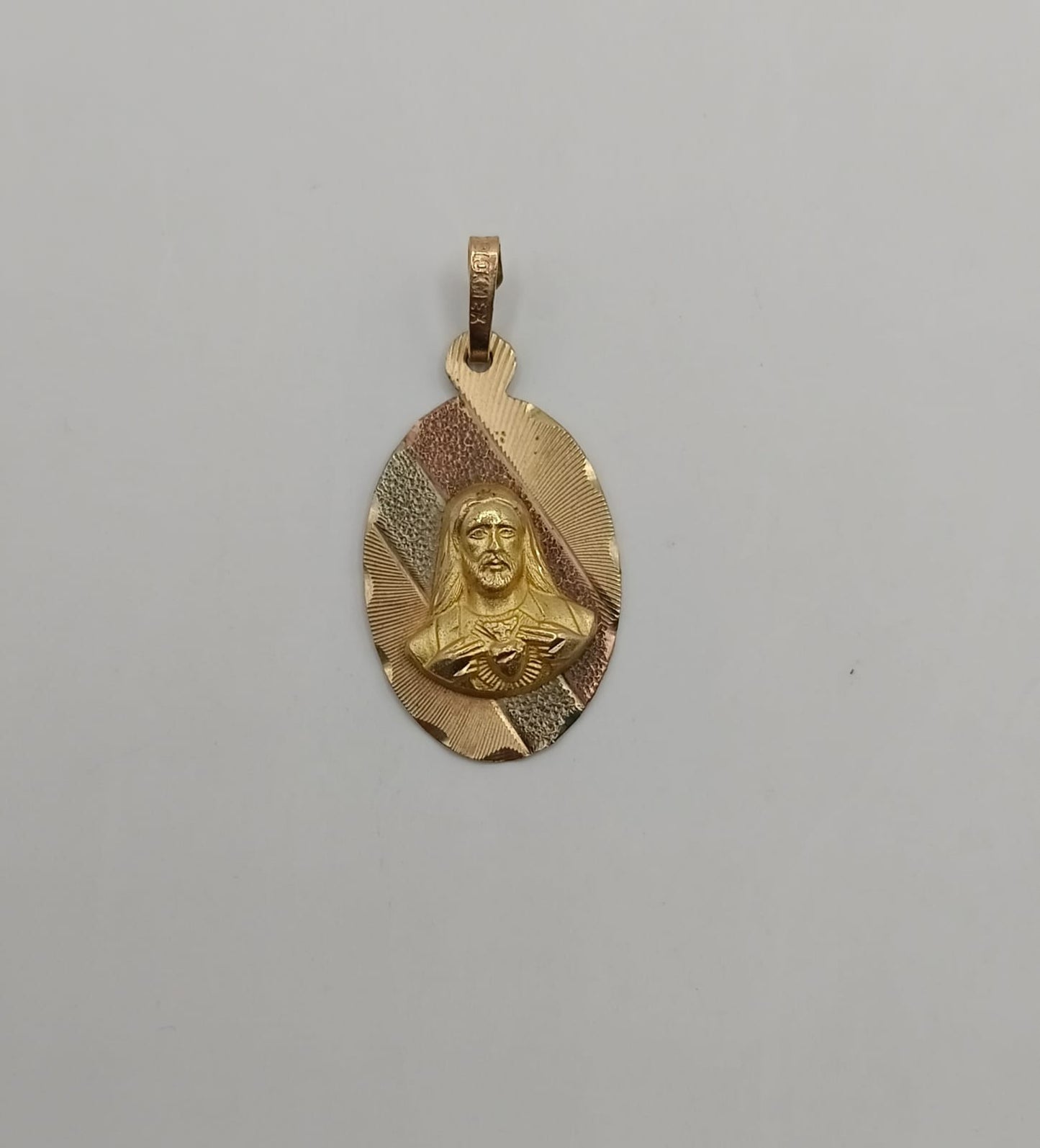 Dije religioso ORO 8k peso 1.9gr, usado