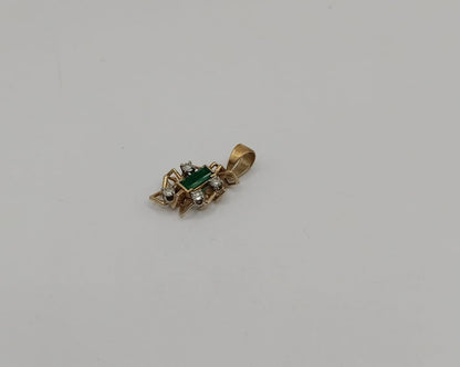 Dije con priedra verde ORO 10k peso 2.2gr, usado