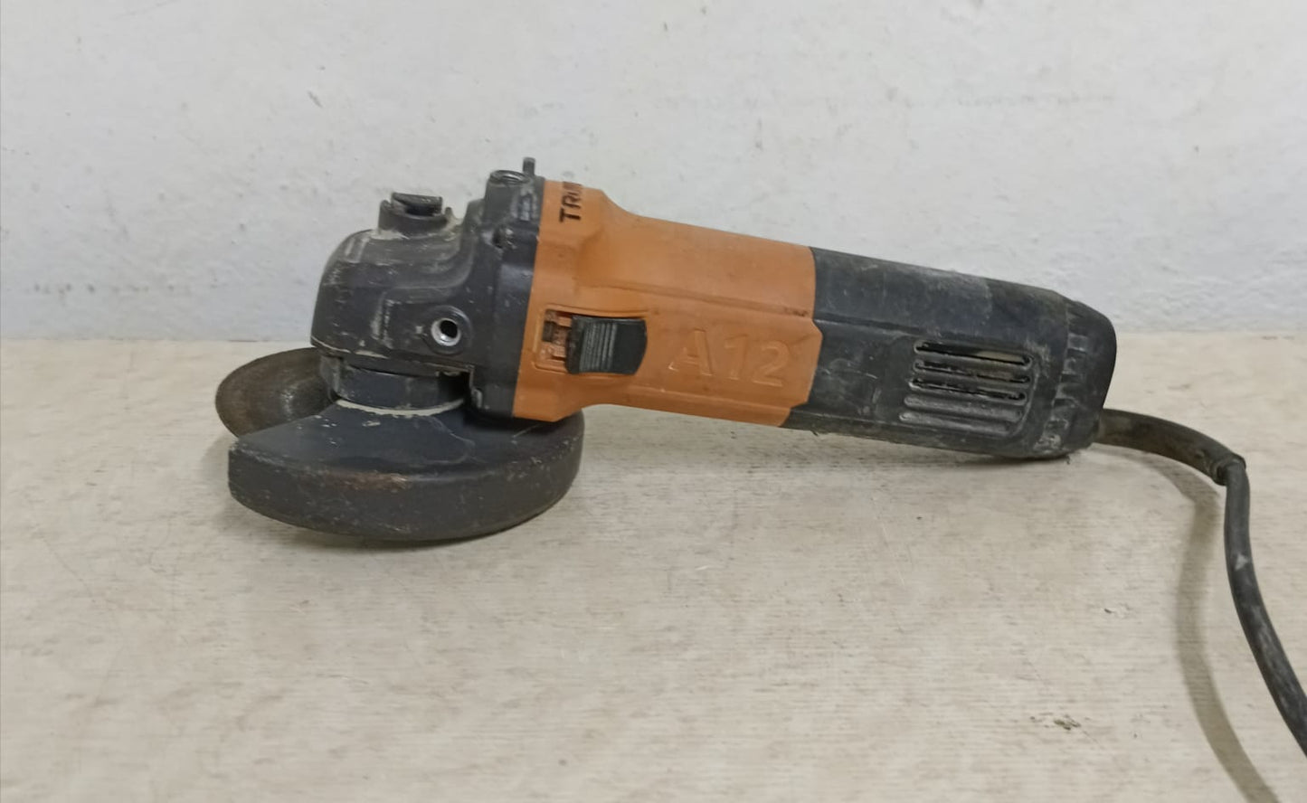 Mini esmeril TRUPER esma2-1a con disco, usado