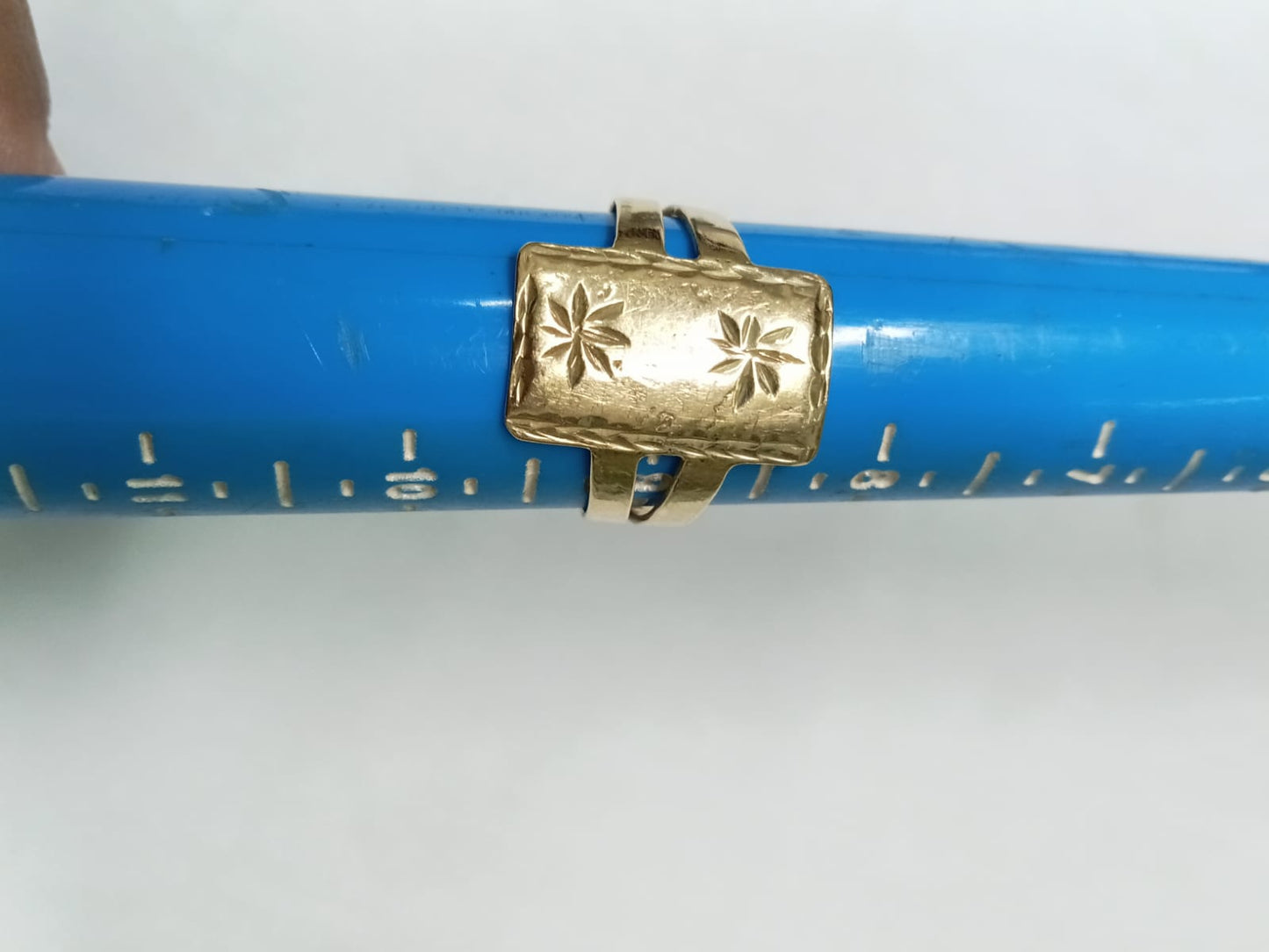 Anillo de Oro 10k – Diseño Placa con Flor Marcada – Talla 9
