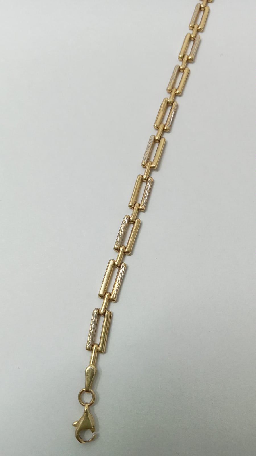 Pulsera de oro 14k diseño moderno pesa 4.1 mide 18.3