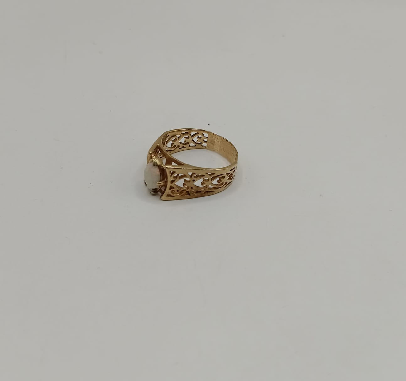 Anillo con sintetico pequeño ORO 10k peso 4.7gr, usado