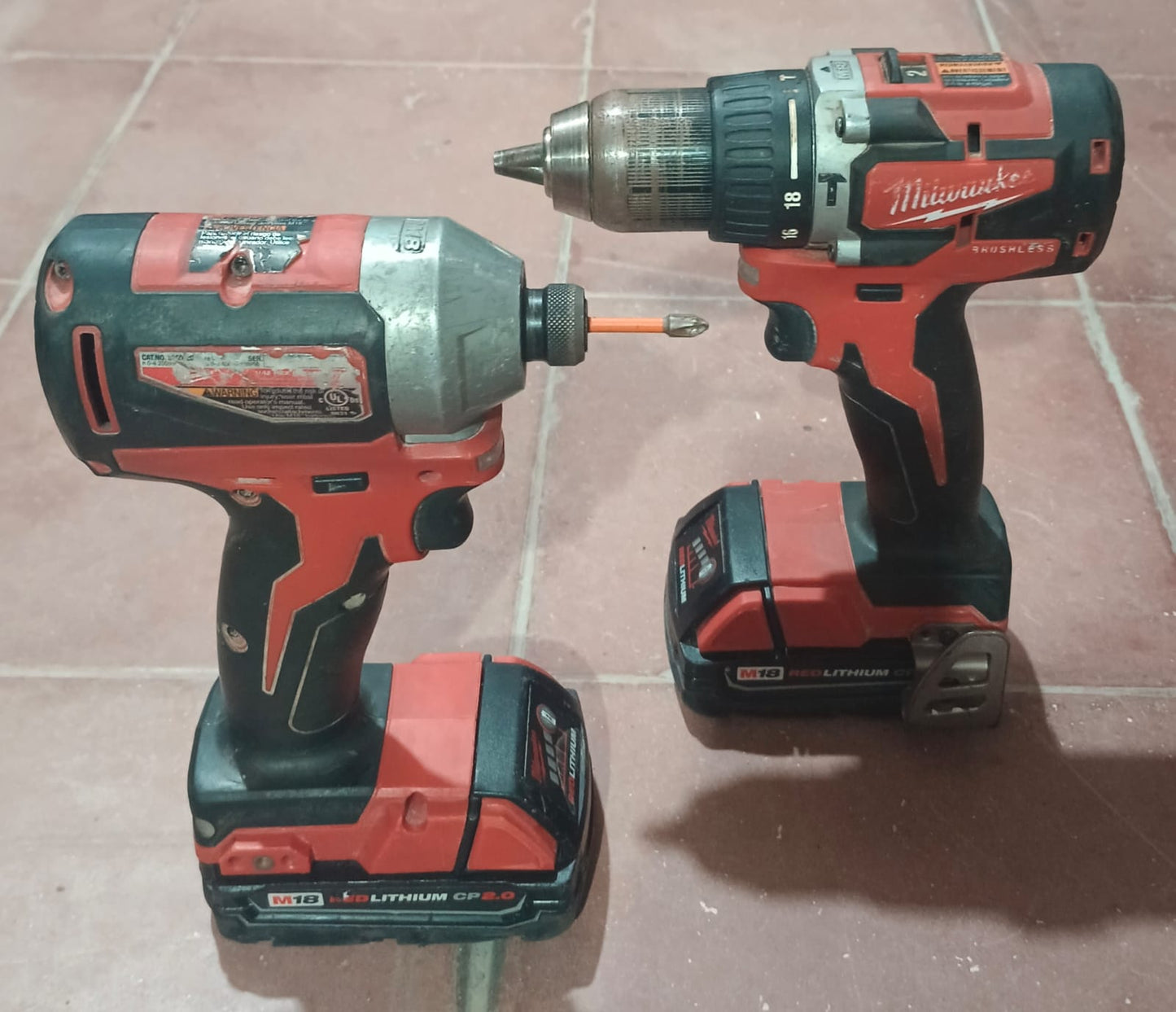 Kit de Taladros MILWAUKEE 2802-21 inalambricos con pila y cargador, usado