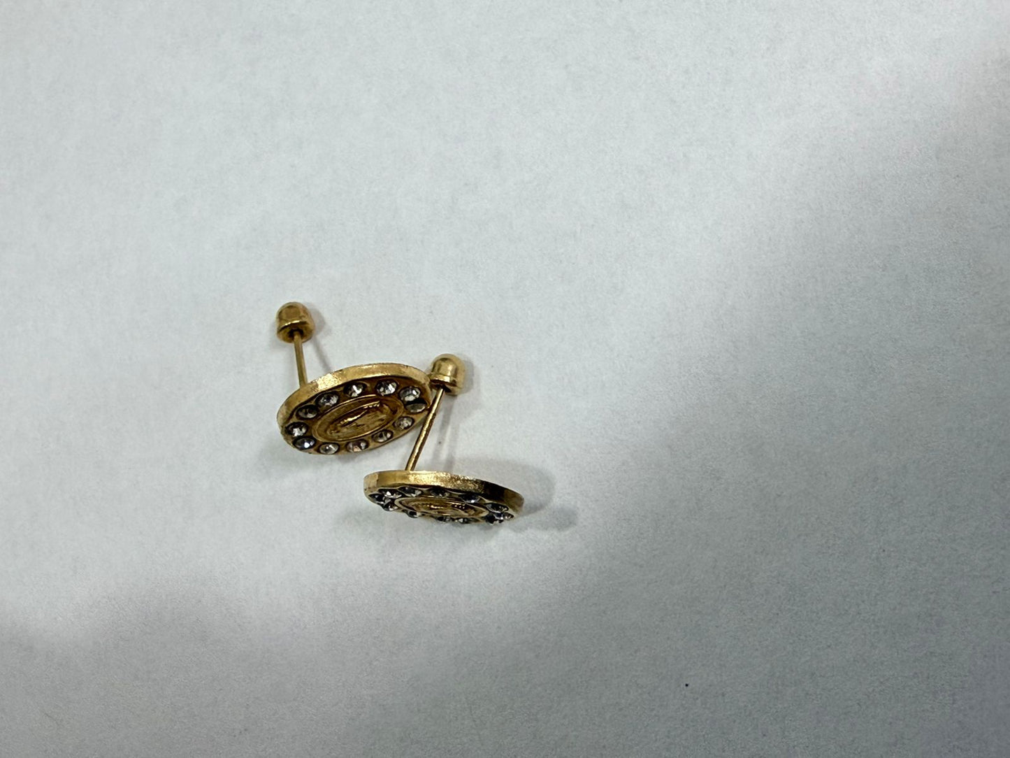 PAR DE ARETES MOTIVO VIRGEN DE GUADALUPE CON SINTETICO EN ORO DE 10 K