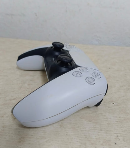 Consola de videojuegos play station 5  Sony con control y cable, usado
