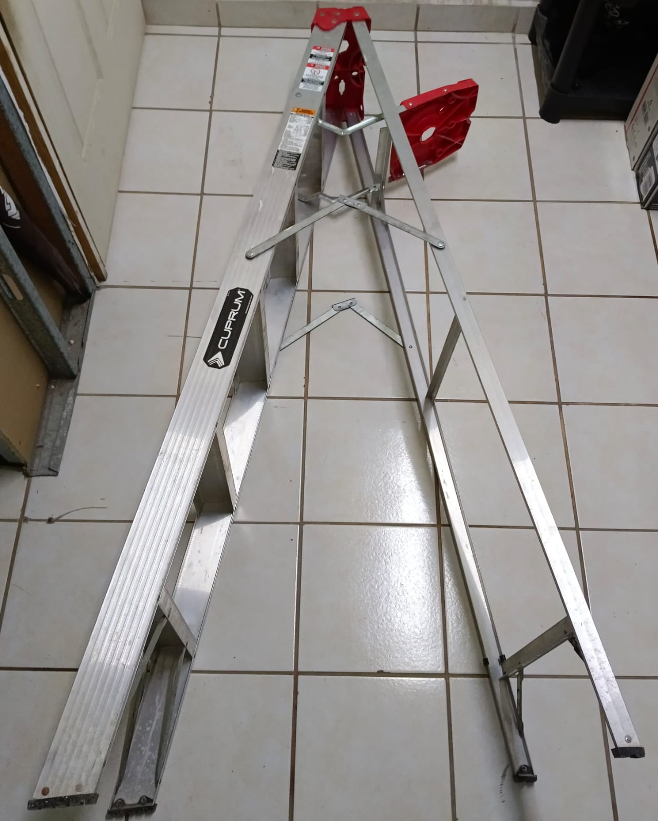 Escalera de aluminio 6 pedaños CUMPRUM, usado