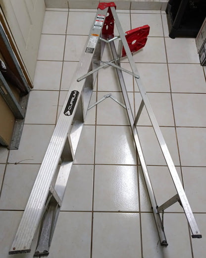 Escalera de aluminio 6 pedaños CUMPRUM, usado