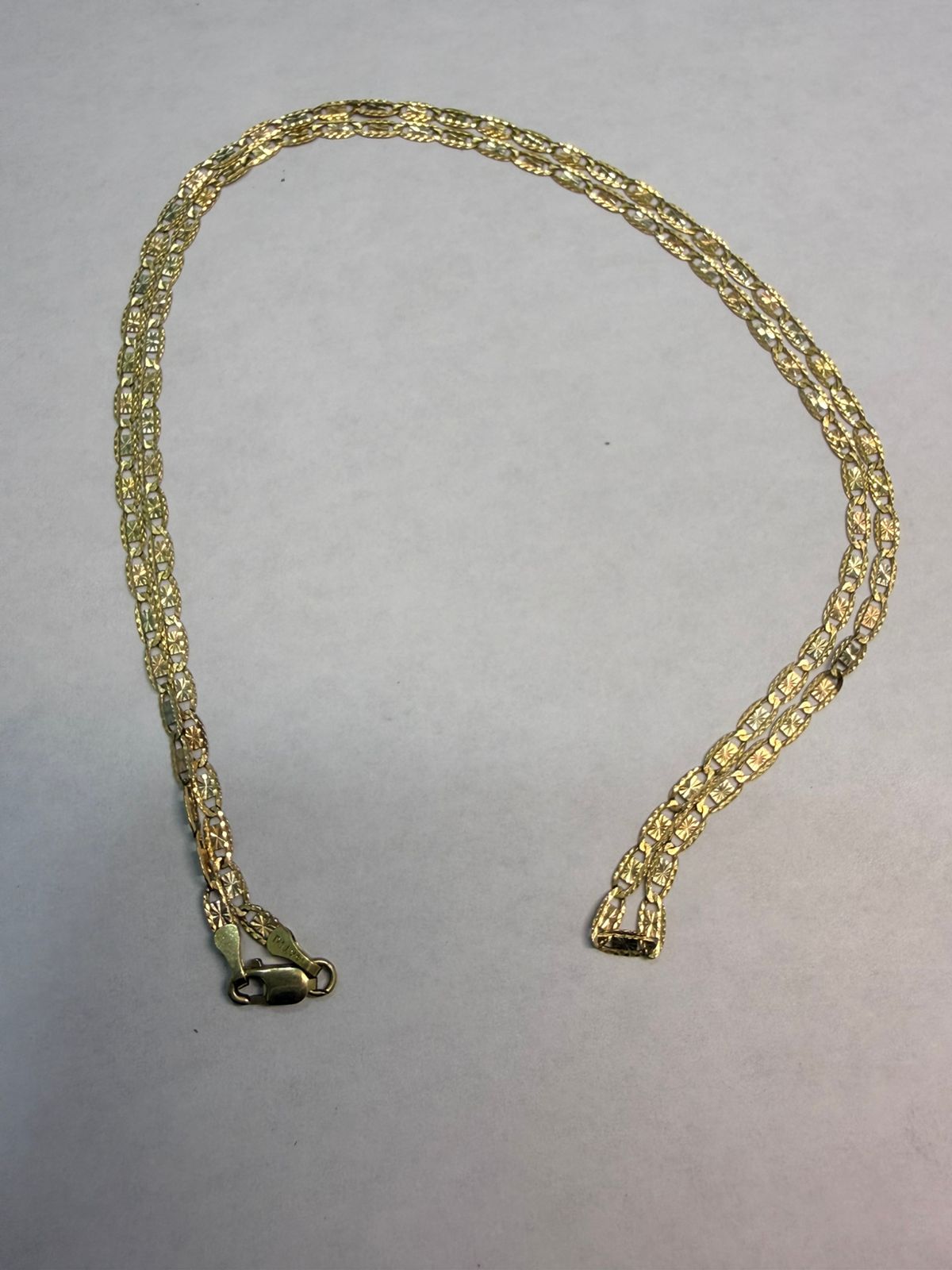 CADENA TIPO GUCCI CON DIJE INICIAL "C" EN ORO DE 10 K 5 GR 55 CM