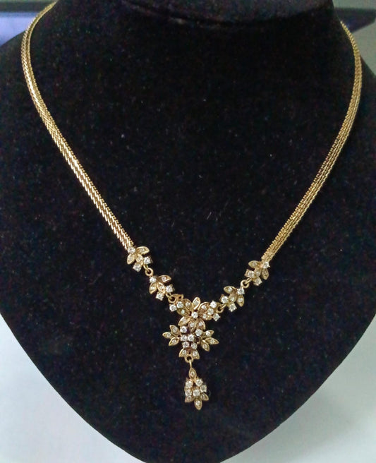 Collar con piedras sinteticas oro 10k peso 28gr, usado