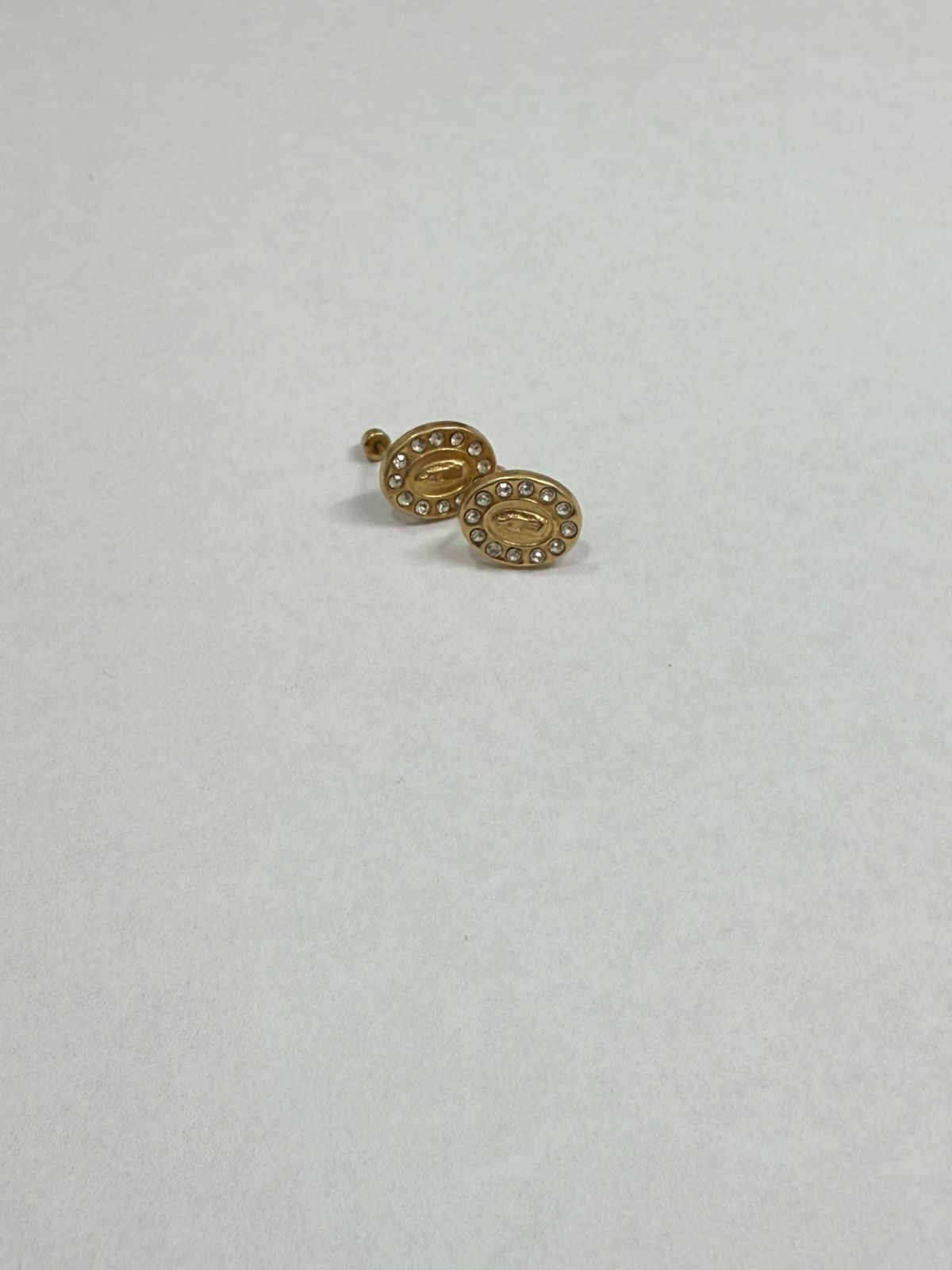PAR DE ARETES MOTIVO VIRGEN DE GUADALUPE CON SINTETICO EN ORO DE 10 K