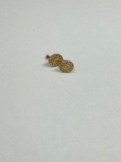 PAR DE ARETES MOTIVO VIRGEN DE GUADALUPE CON SINTETICO EN ORO DE 10 K