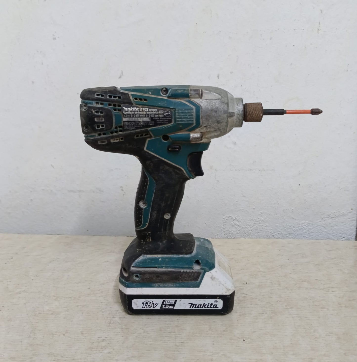 Atornillador inalambrico Makita dt02 con cargador, usado