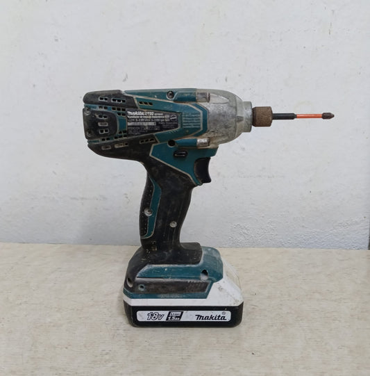 Atornillador inalambrico Makita dt02 con cargador, usado