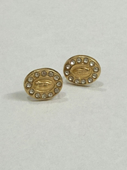 PAR DE ARETES MOTIVO VIRGEN DE GUADALUPE CON SINTETICO EN ORO DE 10 K