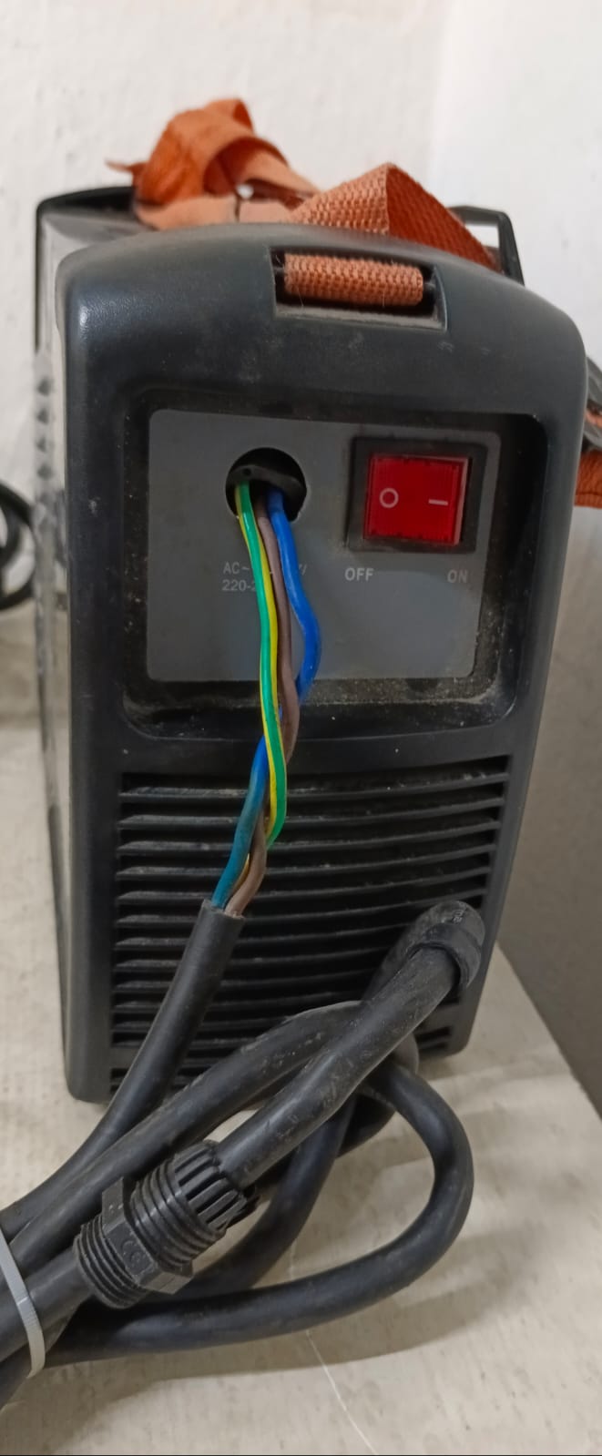 Soldadora Inverter Gladiator con cables, usado