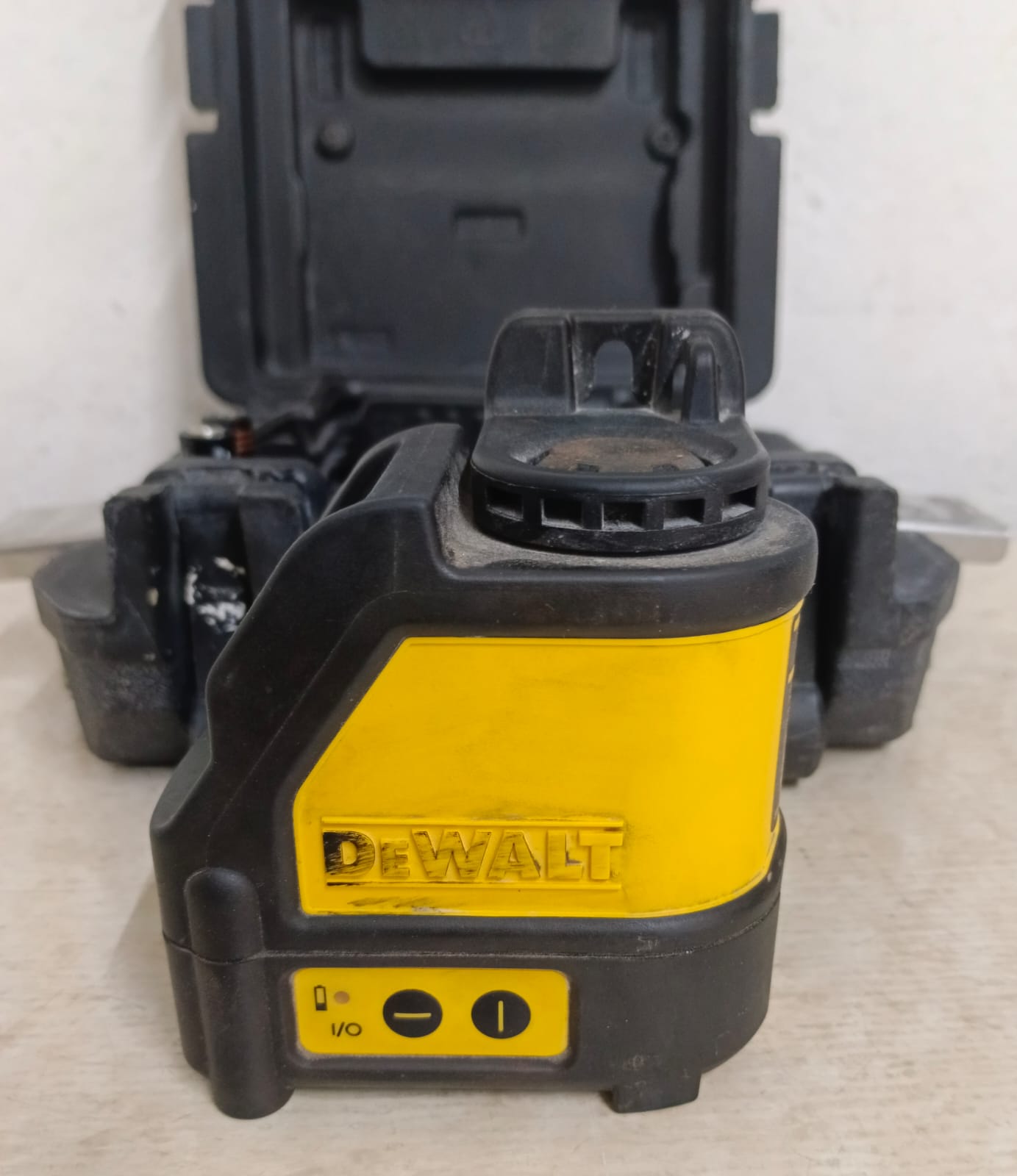 Nivel Laser rojo DEWALT DW088 en estuche, usado