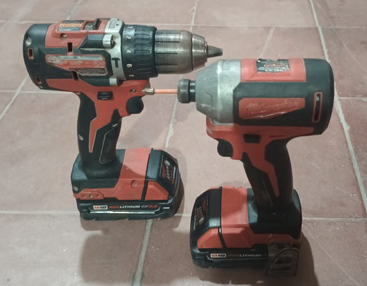 Kit de Taladros MILWAUKEE 2802-21 inalambricos con pila y cargador, usado