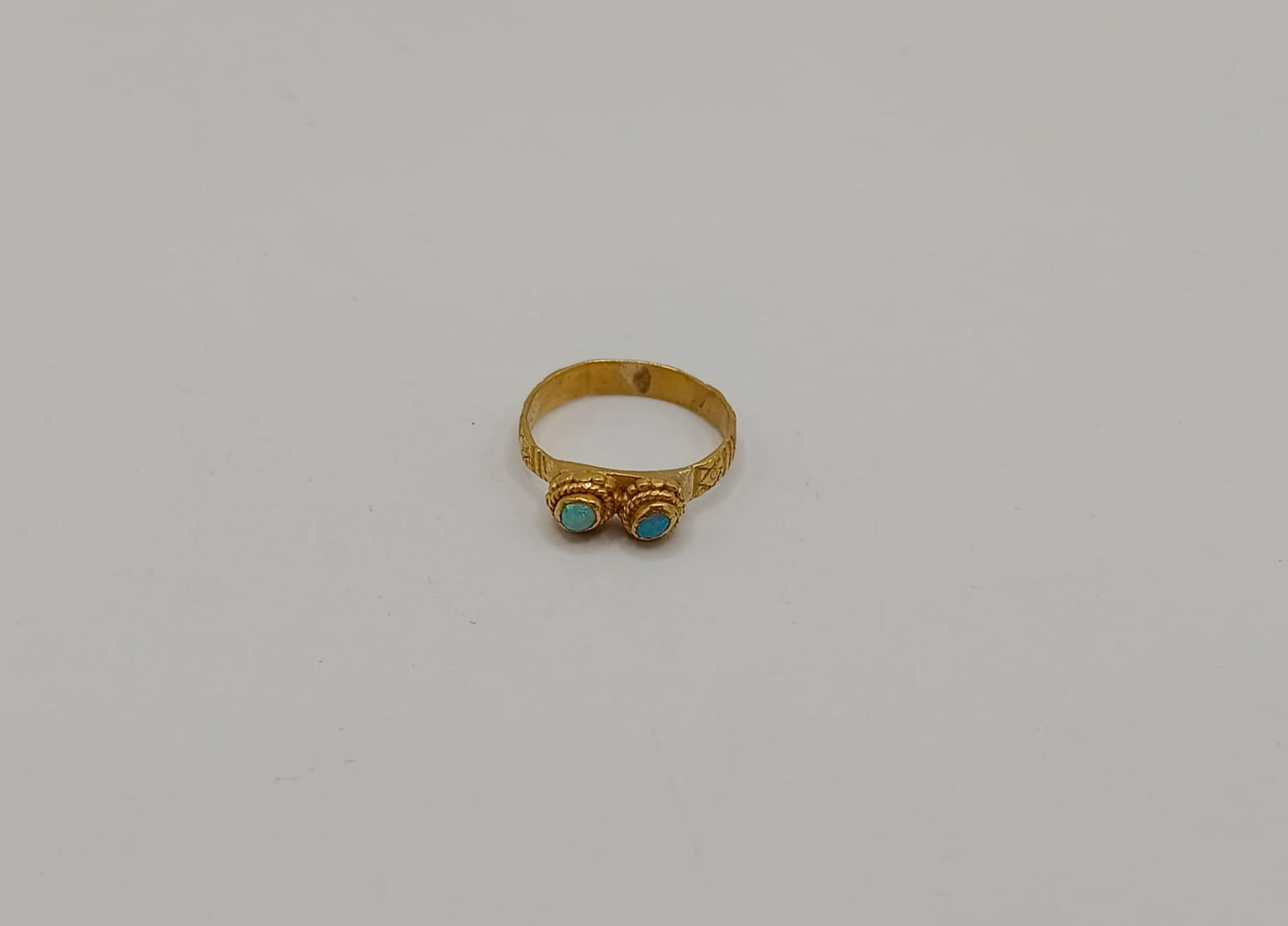 Anillo con dos piedras azules ORO 18k peso 3.7gr, usado