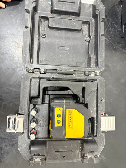 LASER DEWALT LUZ VERDE CON BATERIAS-USADO