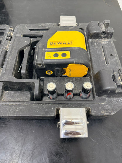 LASER DEWALT LUZ VERDE CON BATERIAS-USADO