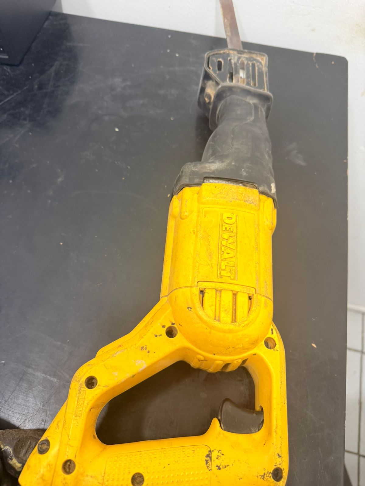 DEWALT DWE304 Sierra Sable 1200W