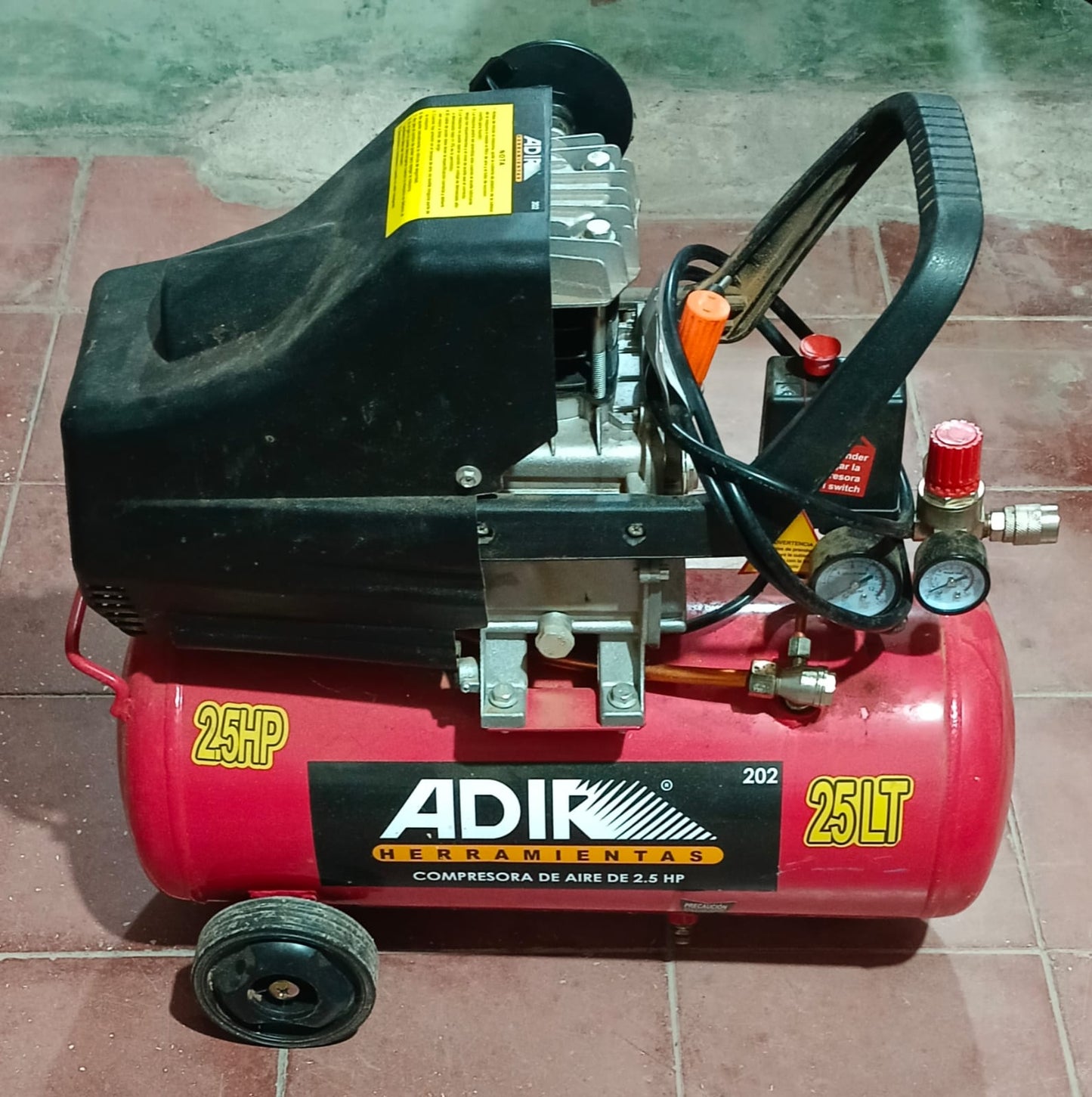Compresor de aire 25 lts ADIR, usado