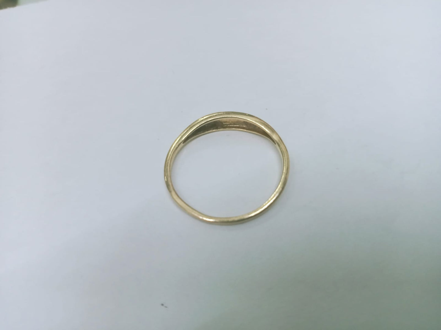 Anillo Liso de Oro 10K con Grabado “Dee”