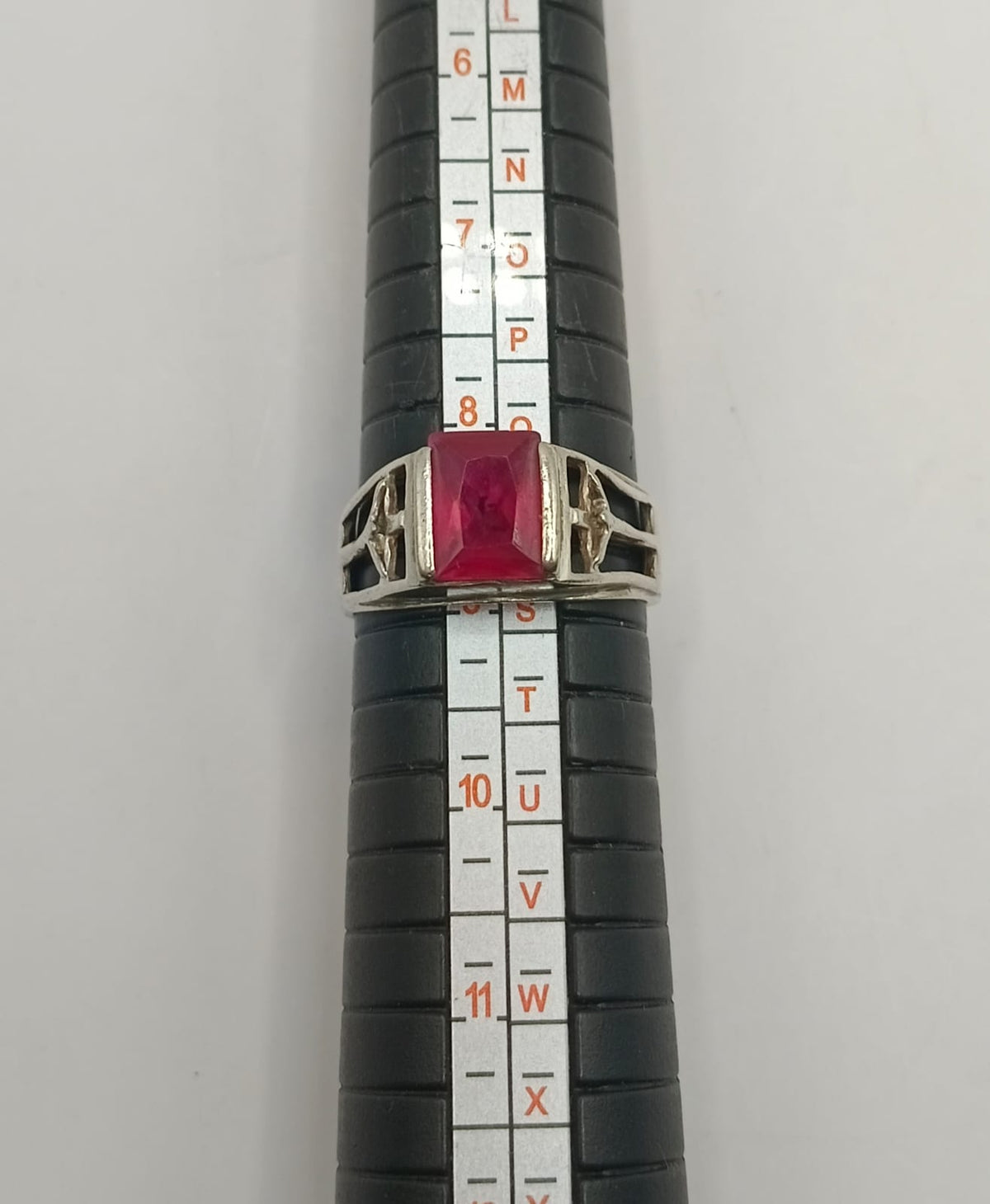 Anillo sintetico rojo PLATA 925 peso 4gr, usado