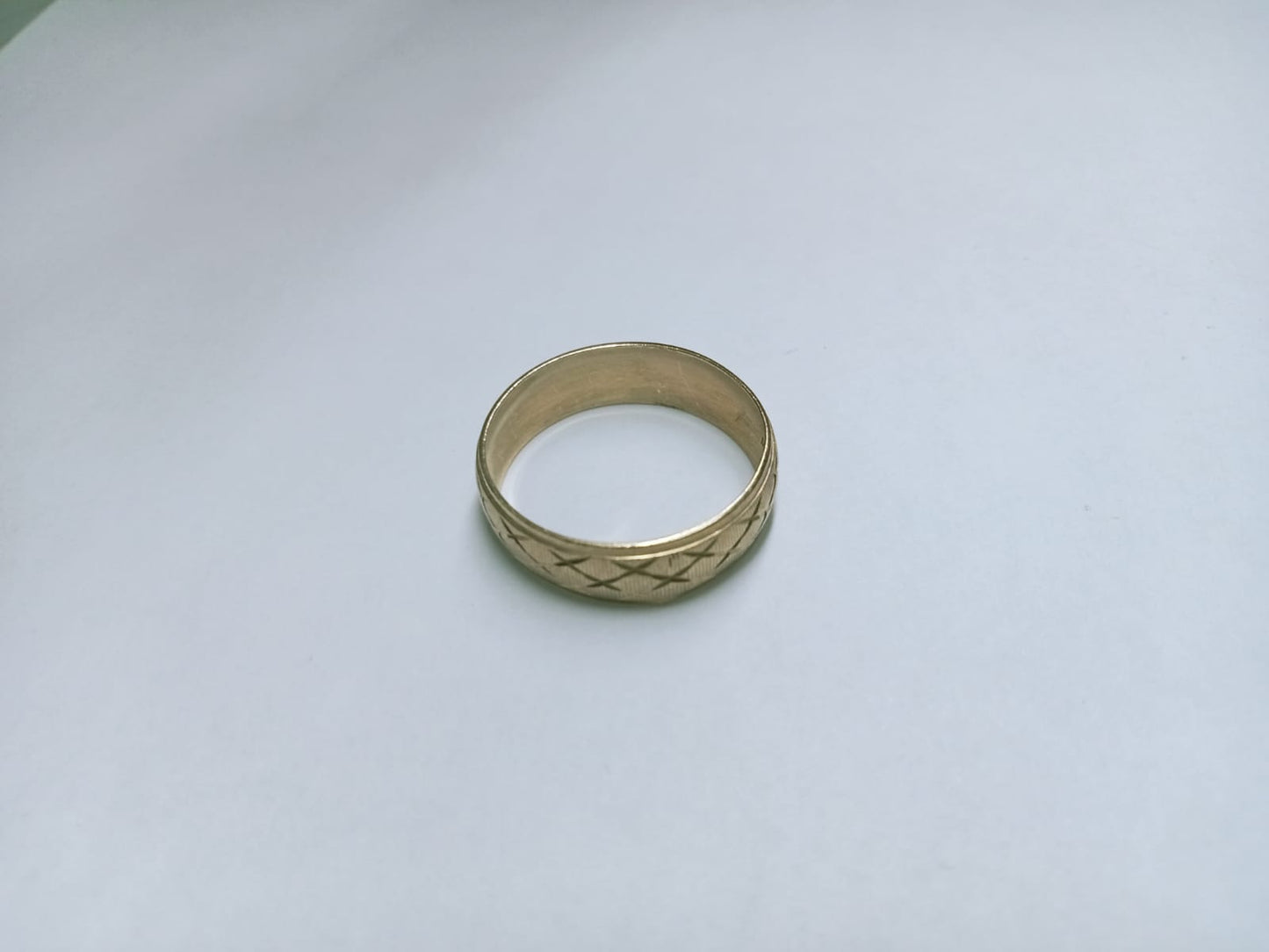 Argolla de Oro 10k – Diseño de Triángulos Grabados – Talla 8.5 (1.9 g)