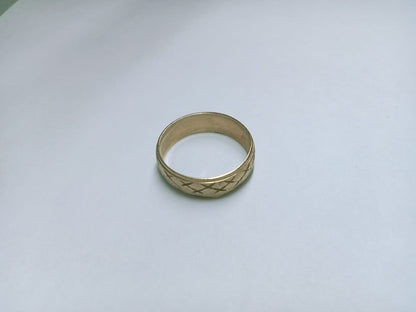 Argolla de Oro 10k – Diseño de Triángulos Grabados – Talla 8.5 (1.9 g)