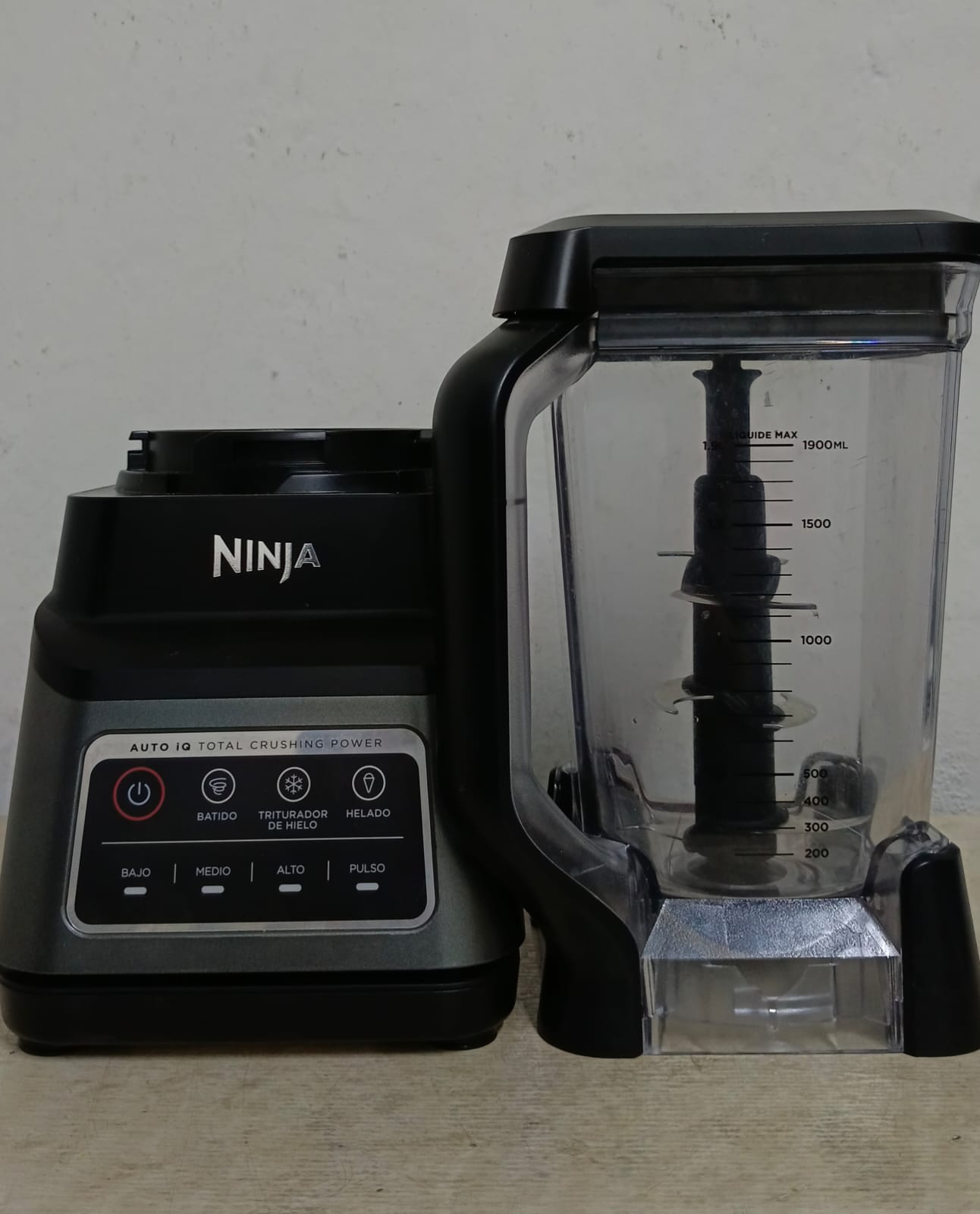 LICUADORA NINJA CON VASO Y TAPA