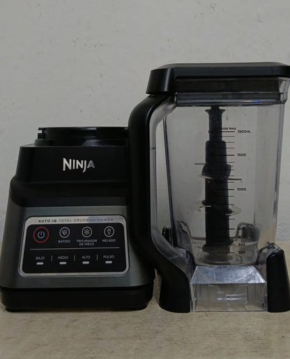 LICUADORA NINJA CON VASO Y TAPA