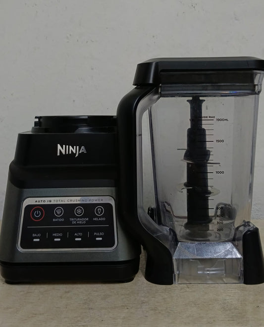 LICUADORA NINJA CON VASO Y TAPA