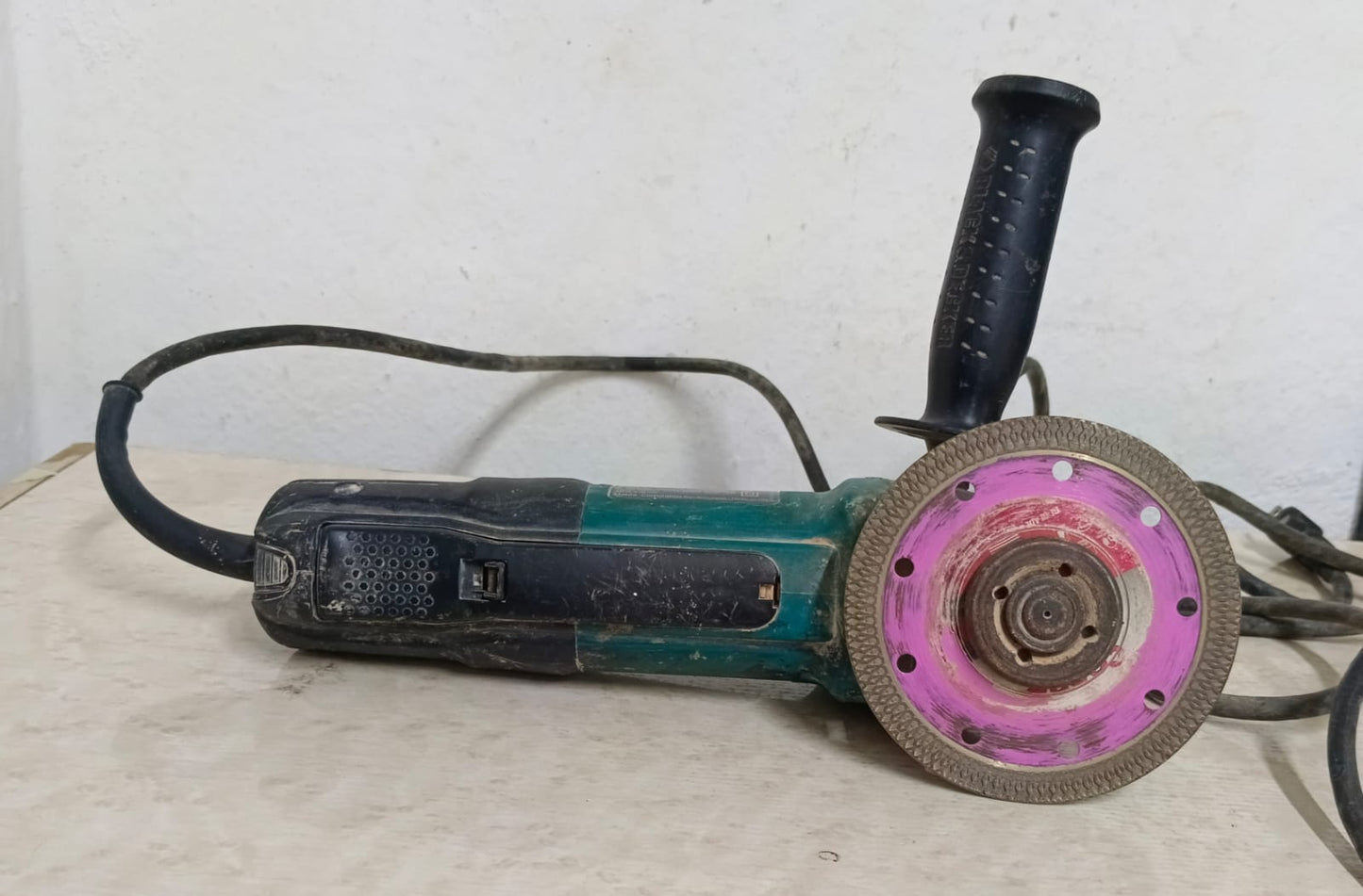 Esmeril Makita 9557, usado