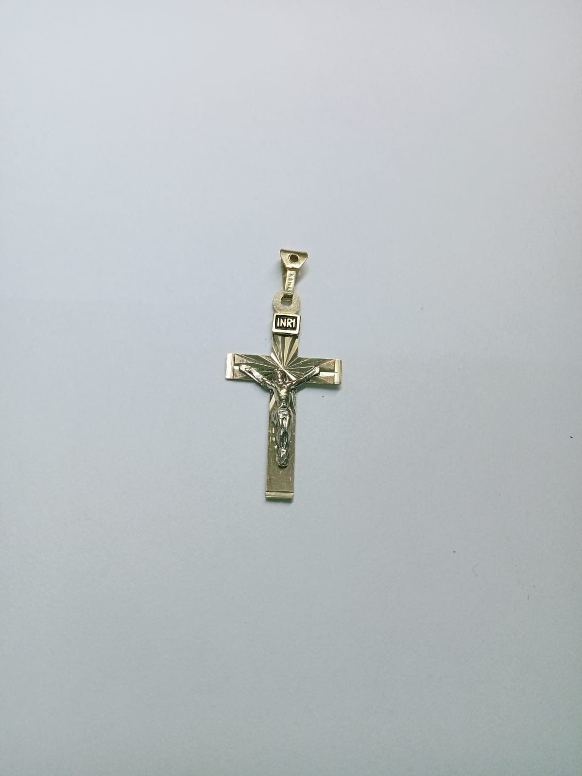 Dije de Oro 10K Diseño Cruz – Clásico y Elegante