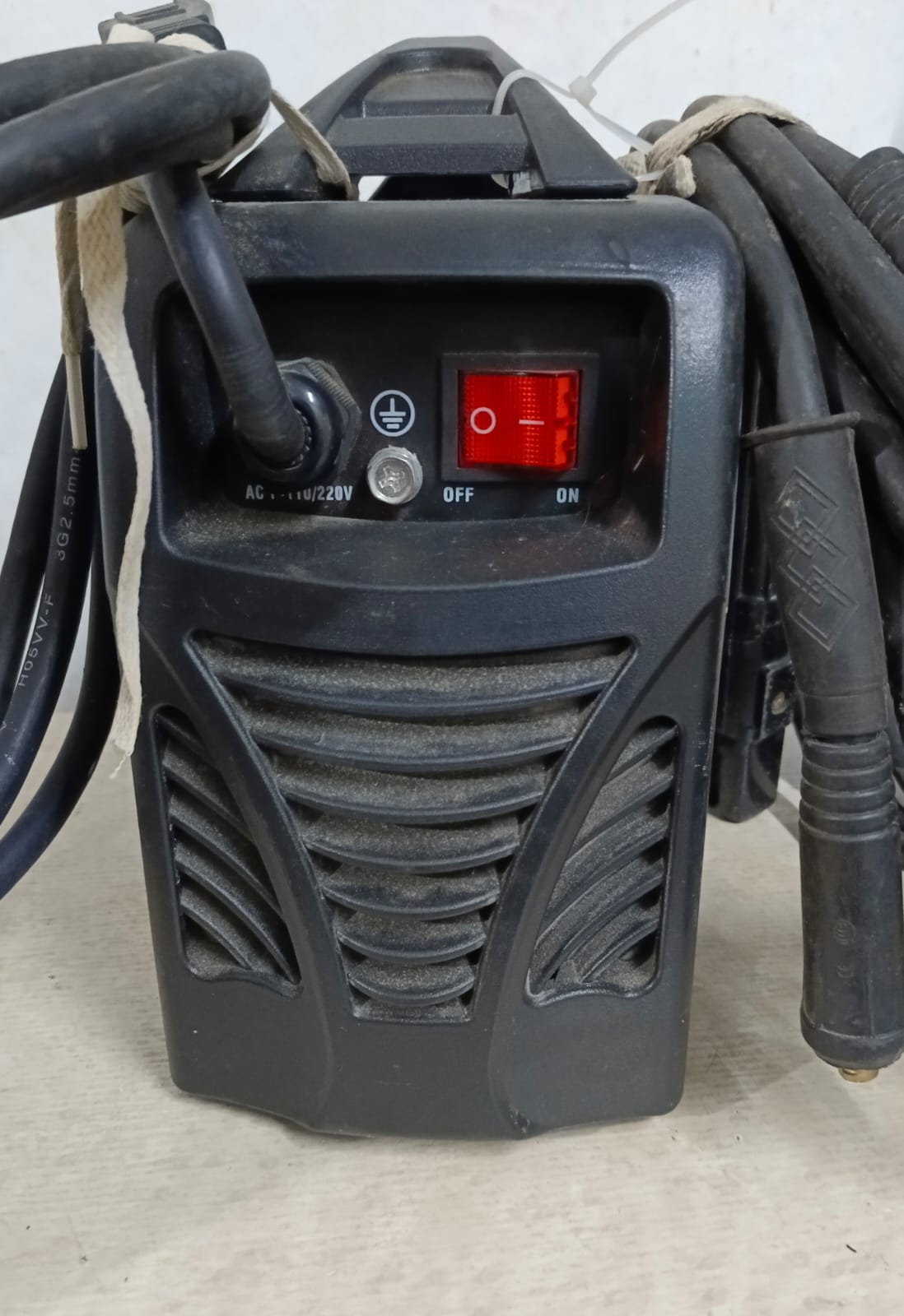 Soldadora BERGEN sv200 con cables, usado