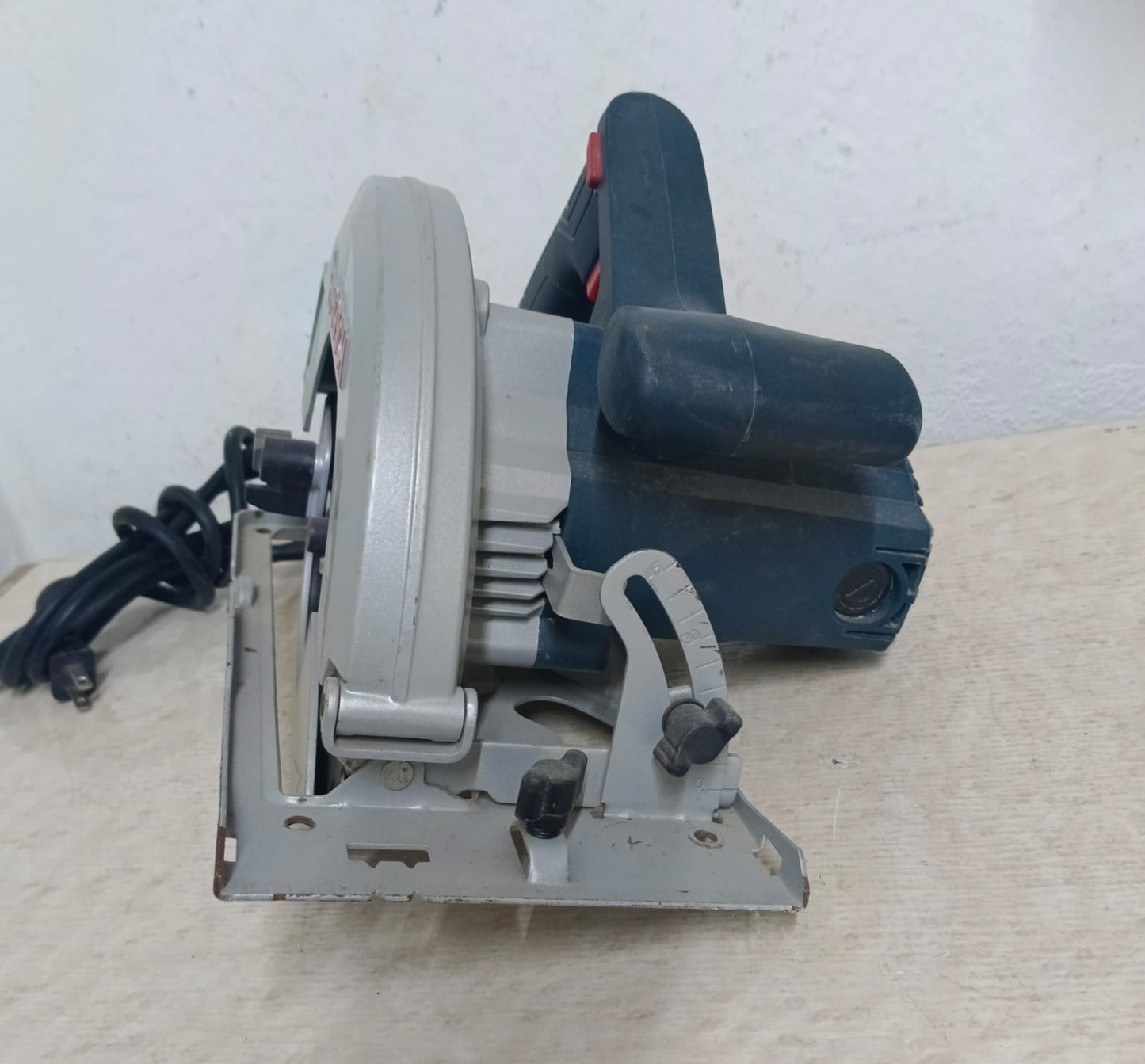 Sierra circular BOSCH gk-150w, usado