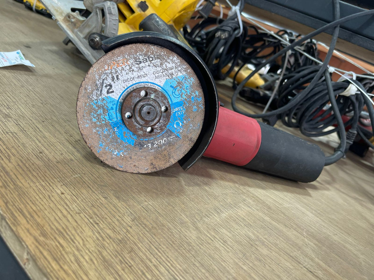 MINI ESMERILADORA MILWAUKEE ANGULAR ALAMBRICA-Usado