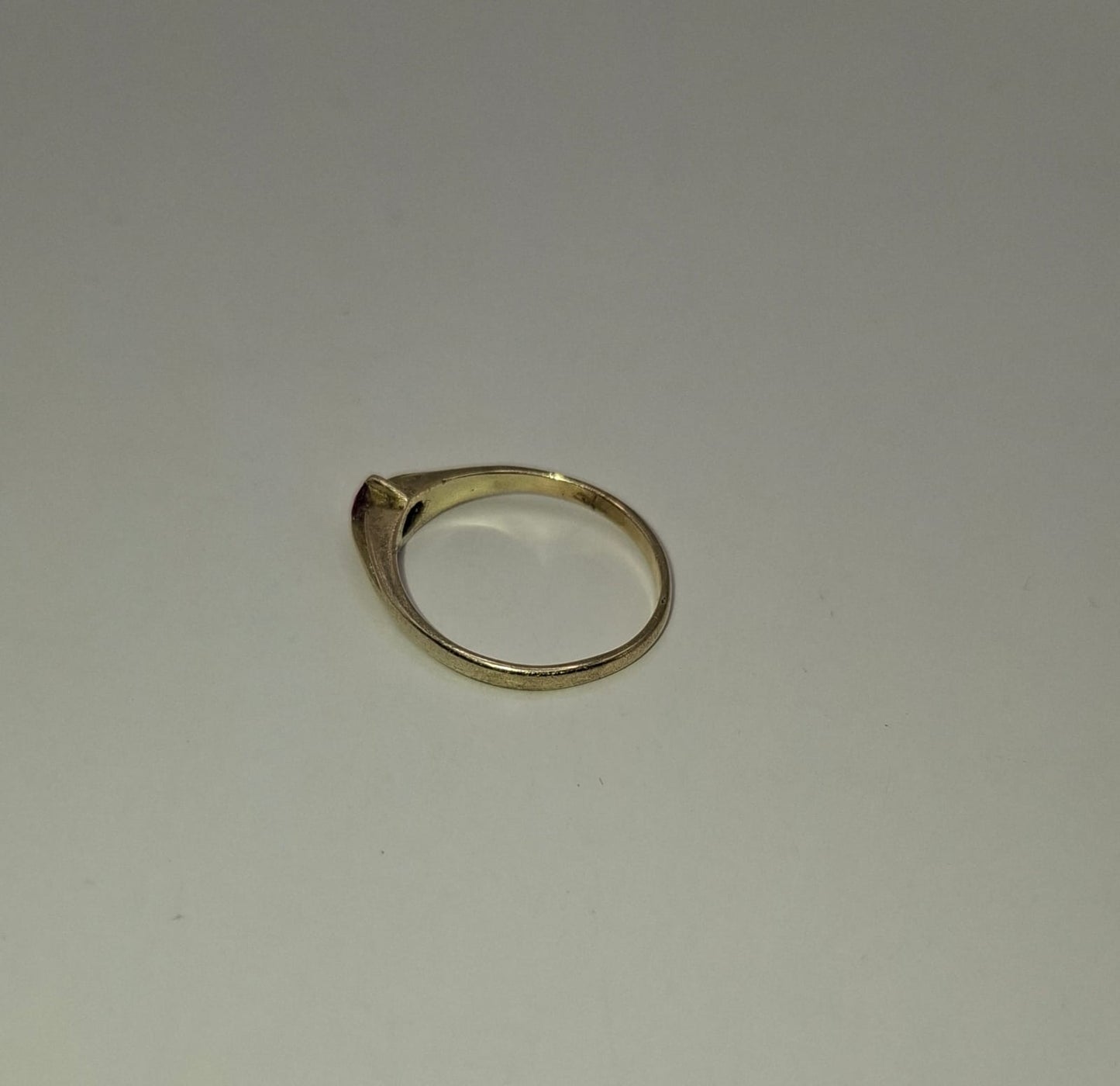 Anillo piedra roja ORO 10k peso 1.9gr, usado