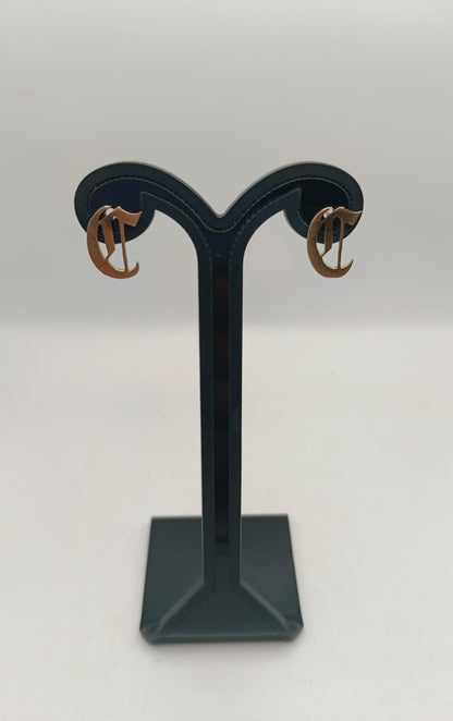 Aretes letra "c" ORO 8k peso 1.7gr, usado
