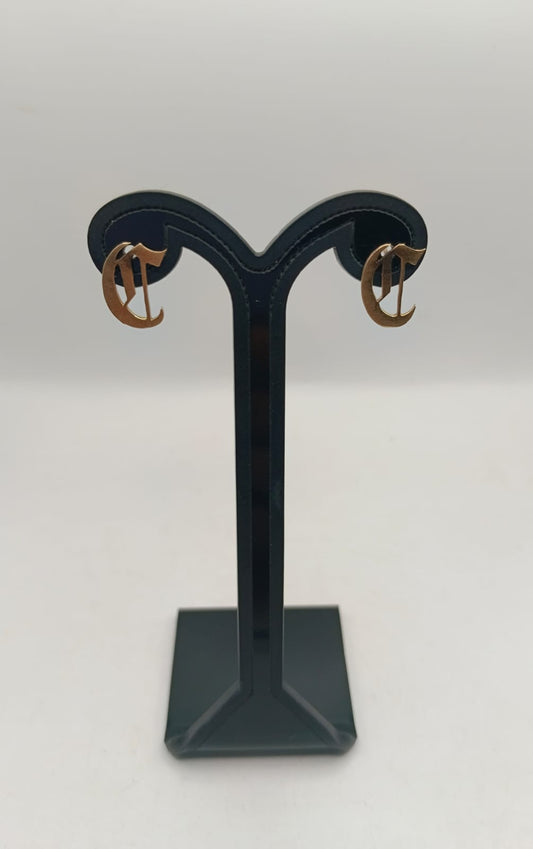 Aretes letra "c" ORO 8k peso 1.7gr, usado