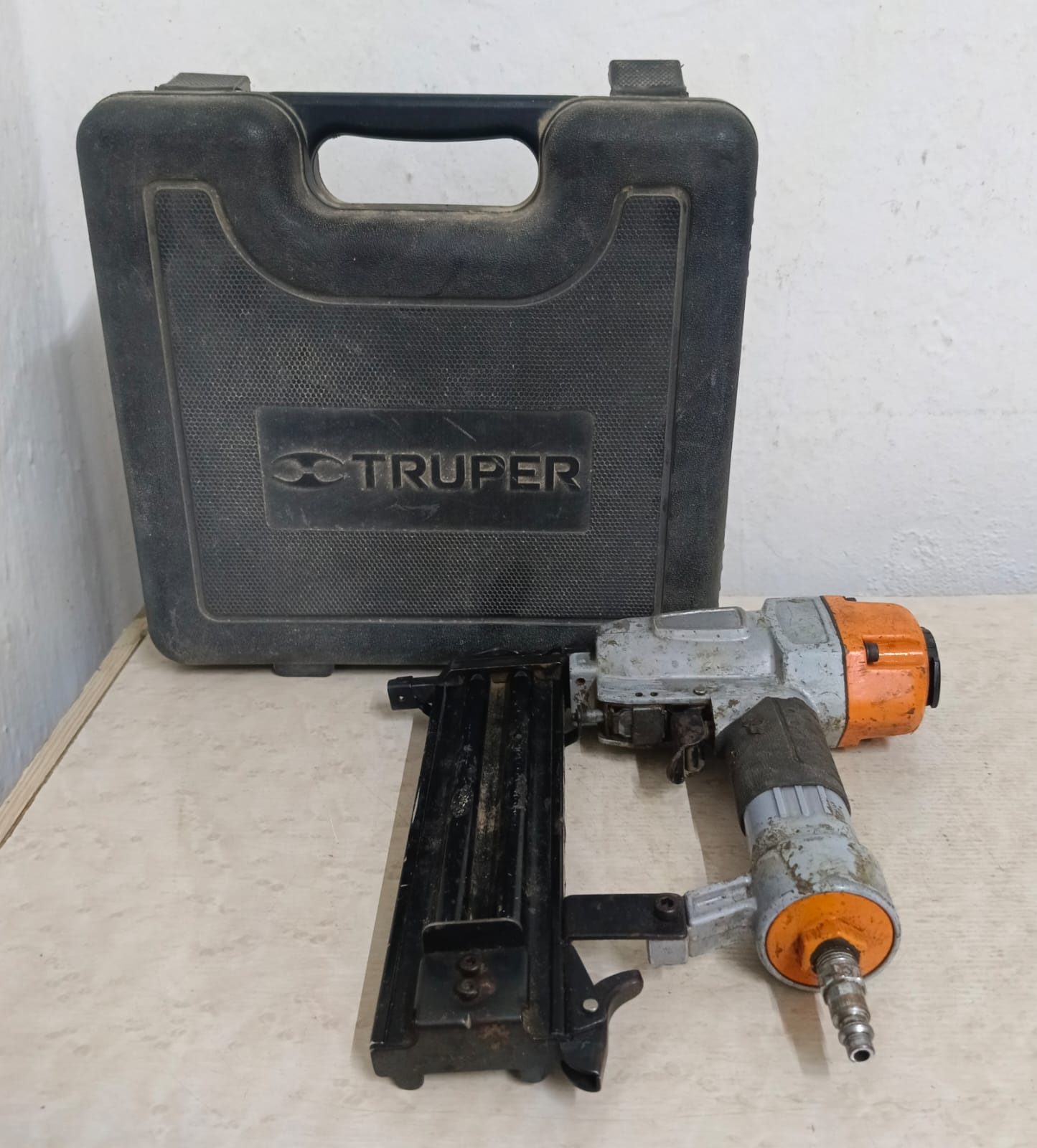 Pistola Neumatica Truper en estuche, usado