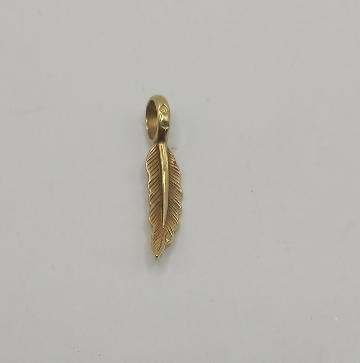 Dije de Pluma ORO 14k peso 1.5, usado