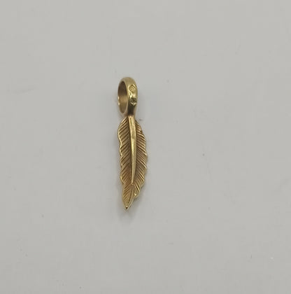 Dije de Pluma ORO 14k peso 1.5, usado