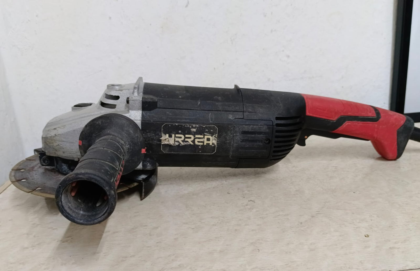 Esmeriladora Urrea urra-4567 con disco y maneral, usado